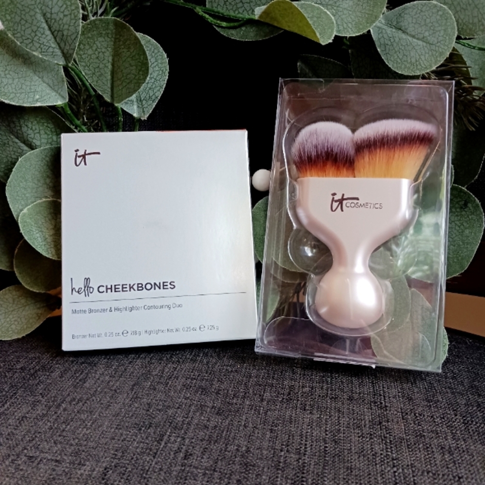 IT Cosmetics Hello Cheekbones Contour Matte Bronzer Highlighter Duo With Brush